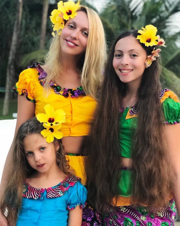 Оля Полякова с дочерьми