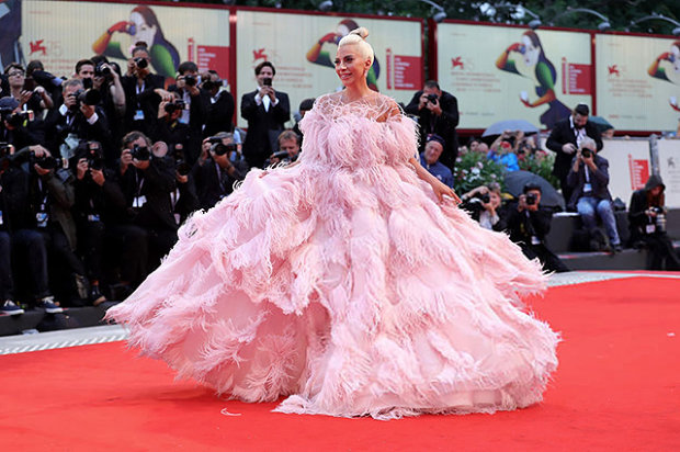 Леди Гага в розовом платье из страусиных перьев на красной дорожке венецианского фестиваля