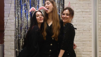 Подруги, дружба, вечірка, фото: Clutch