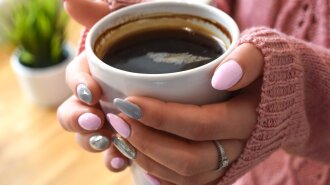 Забудь про каву і зарядку: лікар назвала найнебезпечніші ранкові звички