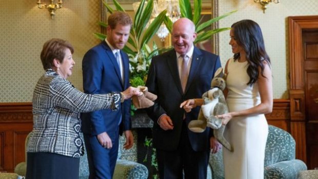 Меган і Гаррі на зустрічі з генерал-губернатором Австралії Пітером cosgrove як і його дружиною Лінн