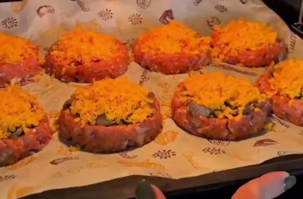 "Гнізда" з фаршу з тягучим сиром, кадр з відео