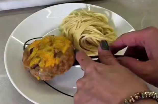 "Гнізда" з фаршу з тягучим сиром, кадр з відео