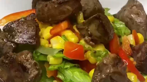 Літній салат з курячою печінкою, кадр з відео