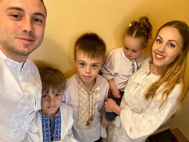 Тарас Тополя разом з родиною