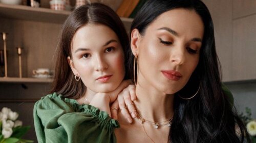 Вивалила "диньки" на стіл: 17-річна дочка Маші Єфросиніної розбурхала мережу відвертим вбранням (фото)