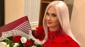 Блондинка в красном: Екатерина Бужинская показала роскошный образ с широкими брюками и длинным пальто (фото)