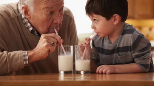 в якому віці не можна пити молоко