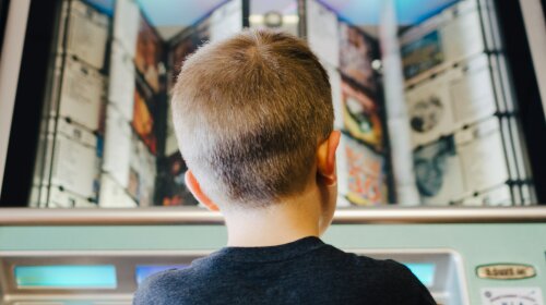 Парикмахер сбрил волосы 14-летнему мальчику, который не стригся 10 лет: фото до и после