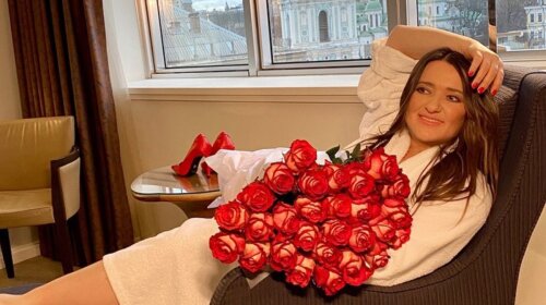 У халаті з величезним букетом троянд: Могилевська зацікавила фото з розкішного готелю – нарешті відчула себе жінкою