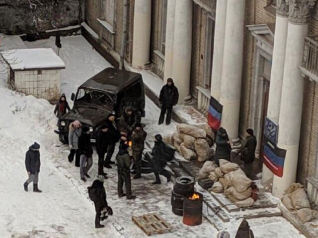 У Києві помітили озброєних людей з символікою "ДНР": що відбувається