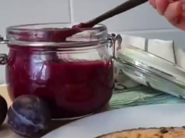 Сливовый соус, кадр из видео