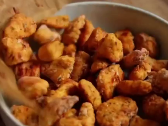 Попкорн из курицы, кадр из видео