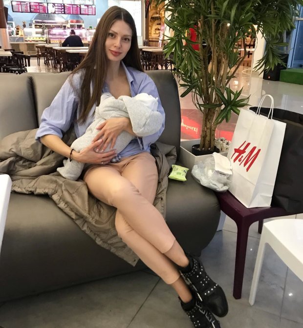 Актриса Алена Мусиенко кормит грудью новорожденного сына
