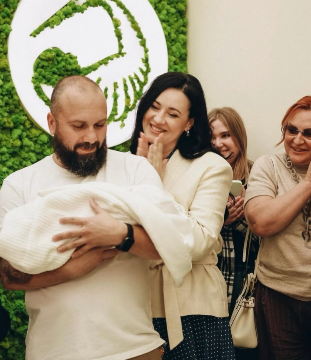 Соломія Вітвицька після пологів, її чоловік Олексій Ситайло та син Устим