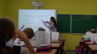 Школа, вчитель, урок, кадр з відео