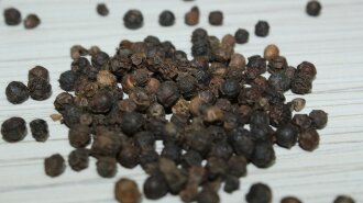 Інсульт, тромби, вугрі: лікарі розкрили нові властивості чорного перцю