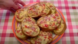 Рекордно швидкий рецепт домашньої піци - в якості основи будемо використовувати звичайний батон (відео)