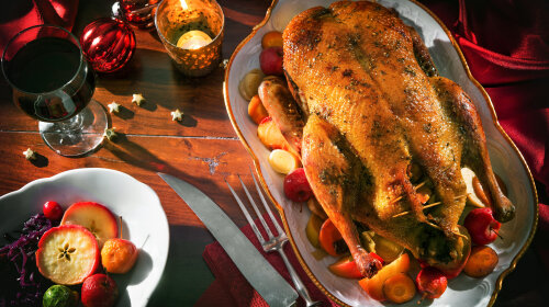 Новогоднее меню: нежная утка фаршированная яблоками, с рисом и клюквенным соусом