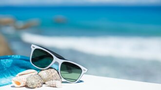 summer_vacation_beach_accessories_glasses_sun_shells_blue_sky_sea_revel