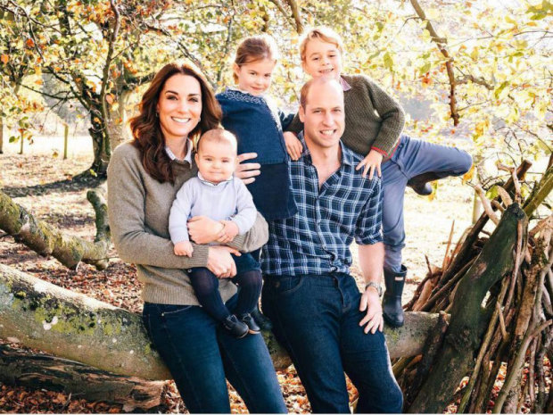 Кейт Міддлтон і принц Вільям з дітьми на різдвяній листівці