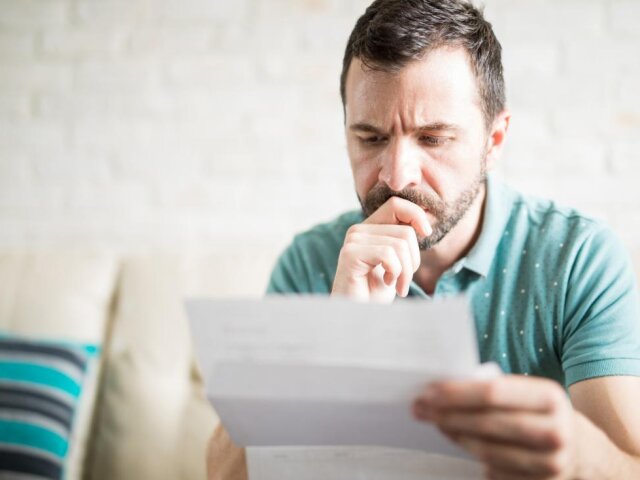man-reading-letter-and-worrying-about-signs-of-lung-cancer-in-men