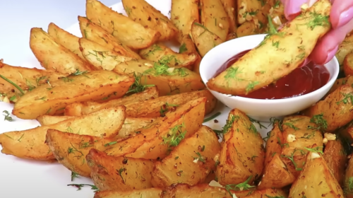 Подойдет к любым блюдам: рецепты запеченного картофеля в духовке