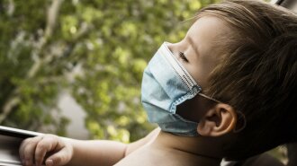 "Може стати причиною смерті": педіатр розповіла, чому маленьким дітям не можна носити маски