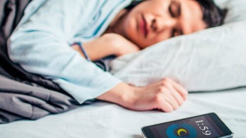 Чому небезпечно спати поряд зі смартфоном: загрожує серйозними наслідками для здоров'я