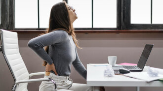 Как избавиться от боли в спине: медики назвали ТОП-4 эффективных и простых упражения