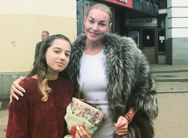 Волочкова показала дочь-певицу