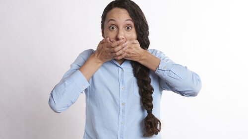 Врачи назвали два признака во рту, указывающих на серьезную болезнь: важно знать