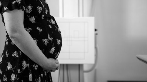 Тиждень носила мертвий плід під серцем: у Польщі померла вагітна двійнею жінка, якій лікарі відмовили в аборті