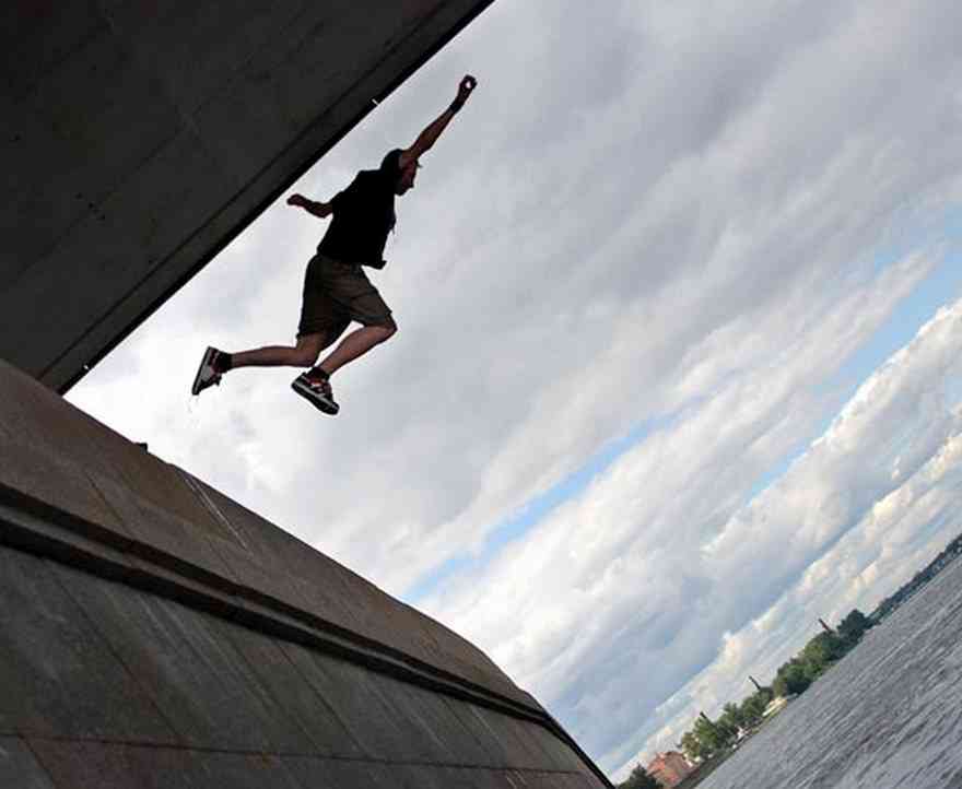 Человек прыгающий с высоты. Девушка падает. Человек прыгающий с высоты. Прыгает с самолета. Человек прыгающий с высоты.