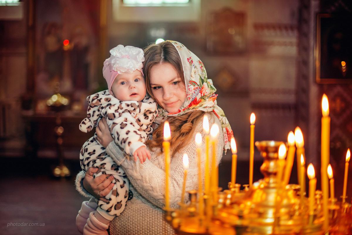 Православная мать. Мать с ребенком в церкви. Мама и малыш в храме. Родители и дети в церкви. Мама с младенцем в храме.