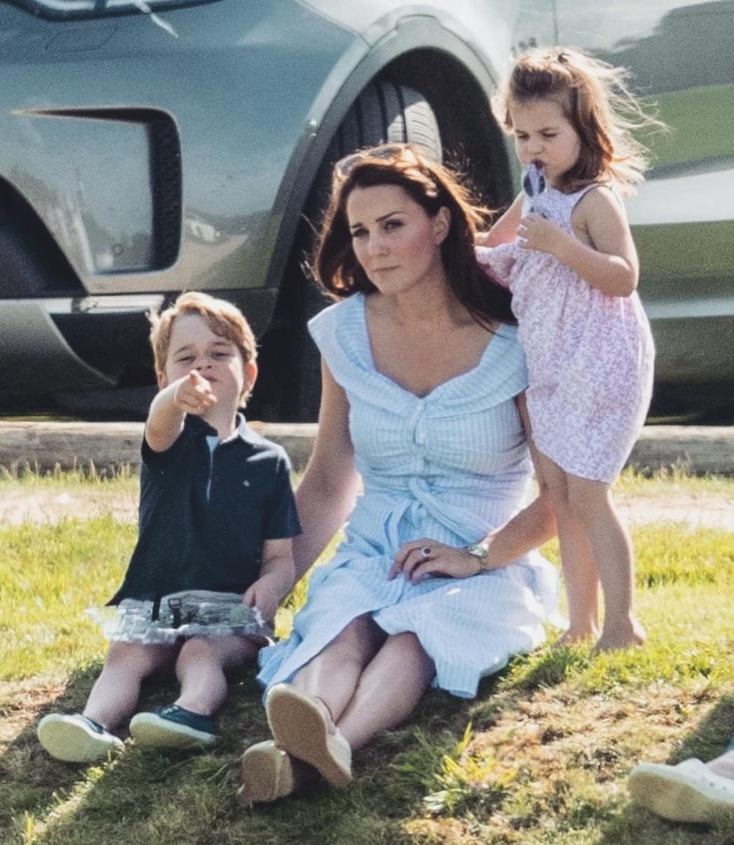 Фото кейт с детьми фотошоп. Дети Уильяма и Кейт. Кейт Миддлтон с детьми. Герцогиня Кембриджская Кейт с детьми.
