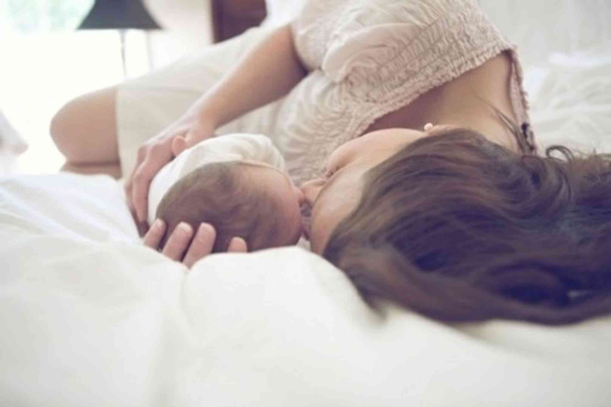 Спляча мама. Девушка с малышом. Мама с младенцем. Девушка с младенцем на руках. Мать и новорожденный.
