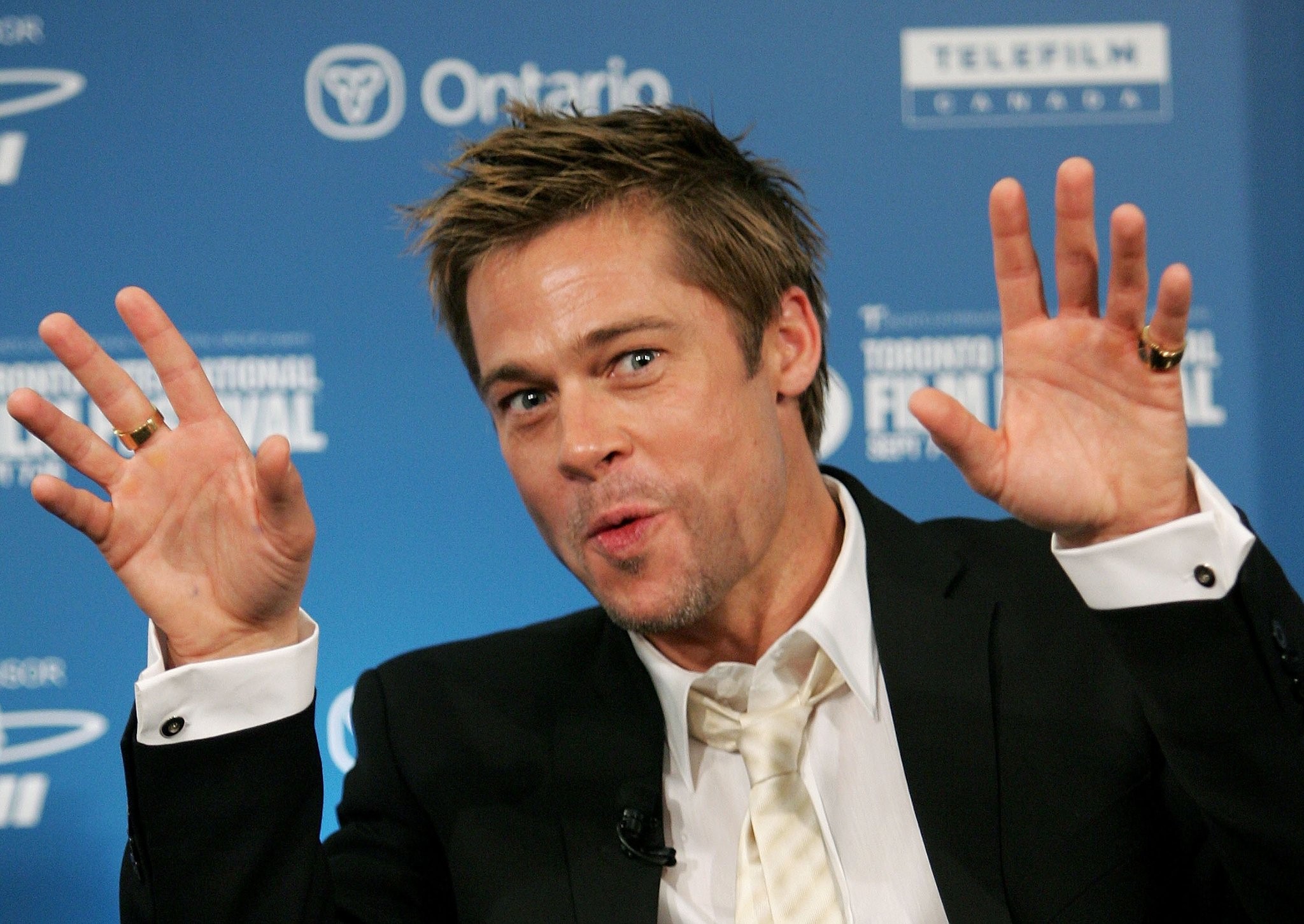 Со знаменитостью. Брэд Питт руки. Брэд Питт ладонь. Brad Pitt 2006. Удивлённый Брэд Питт.