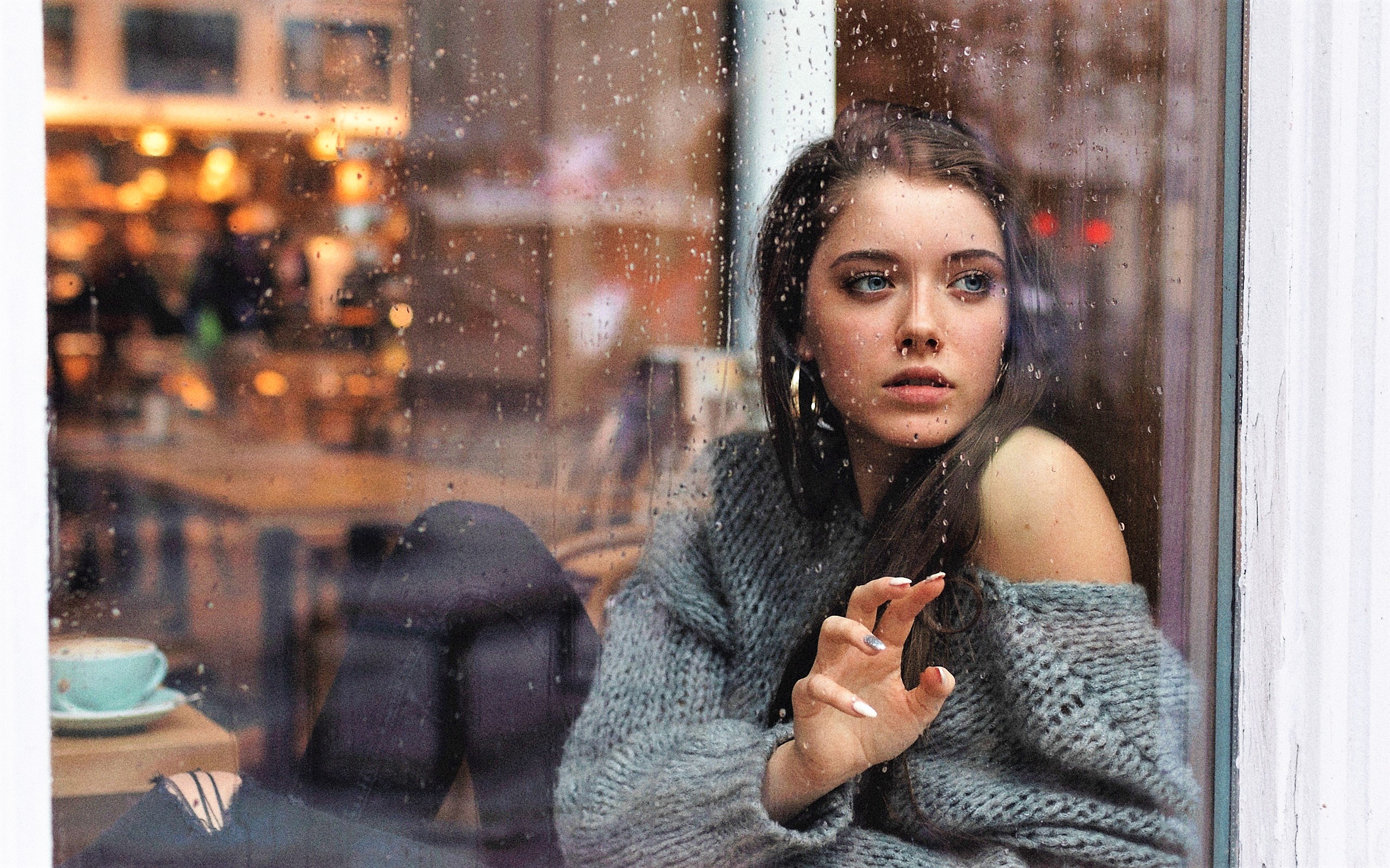 Кидает взгляд. Задумчивая девушка. Девушка у окна дождь. Девушка грустит у окна. Женщина в окне.