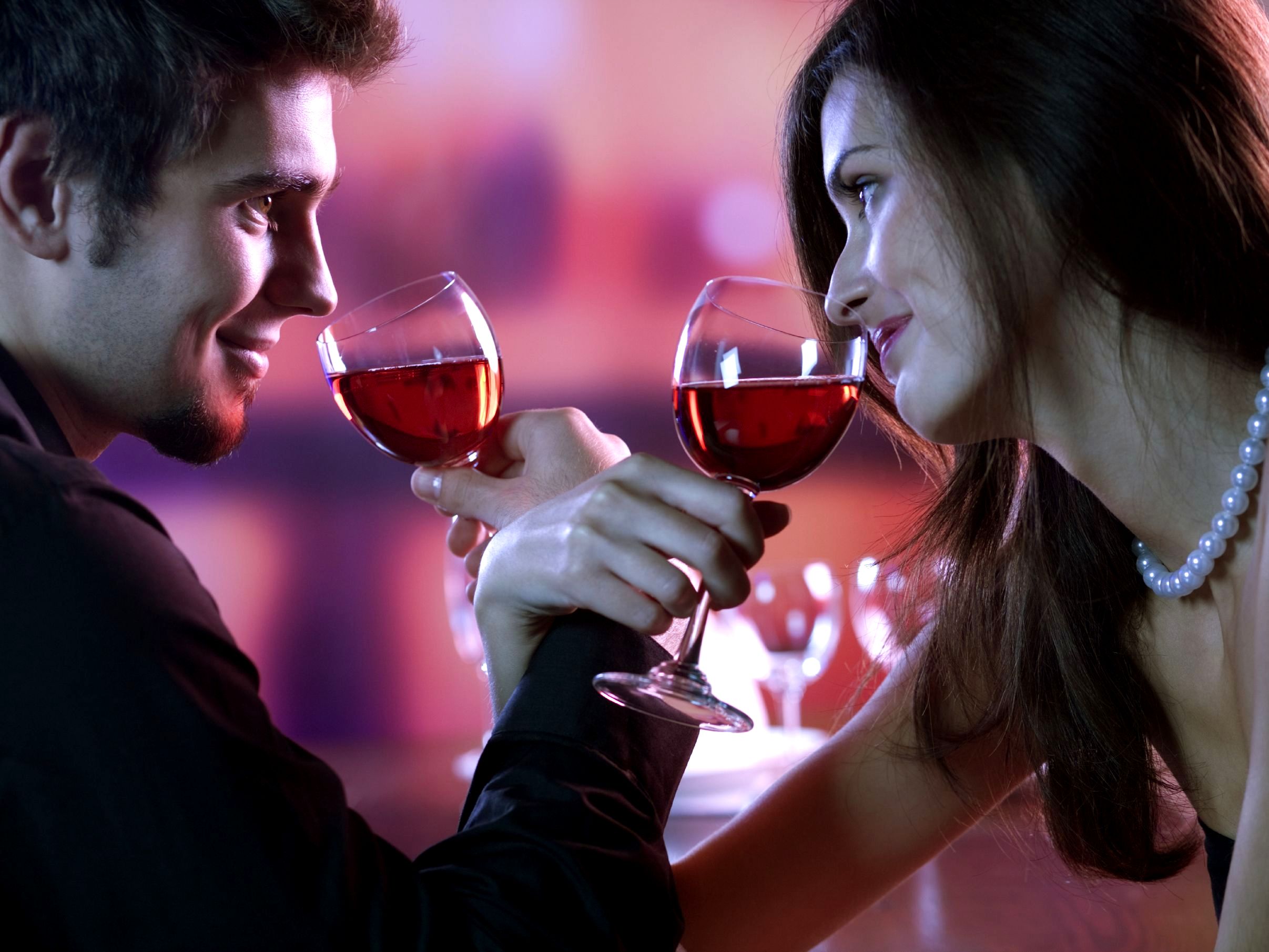 Романтика нормализовать. Романтическое свидание. Романтический вечер с вином. Романтичный вечер. Влюбленные вино.