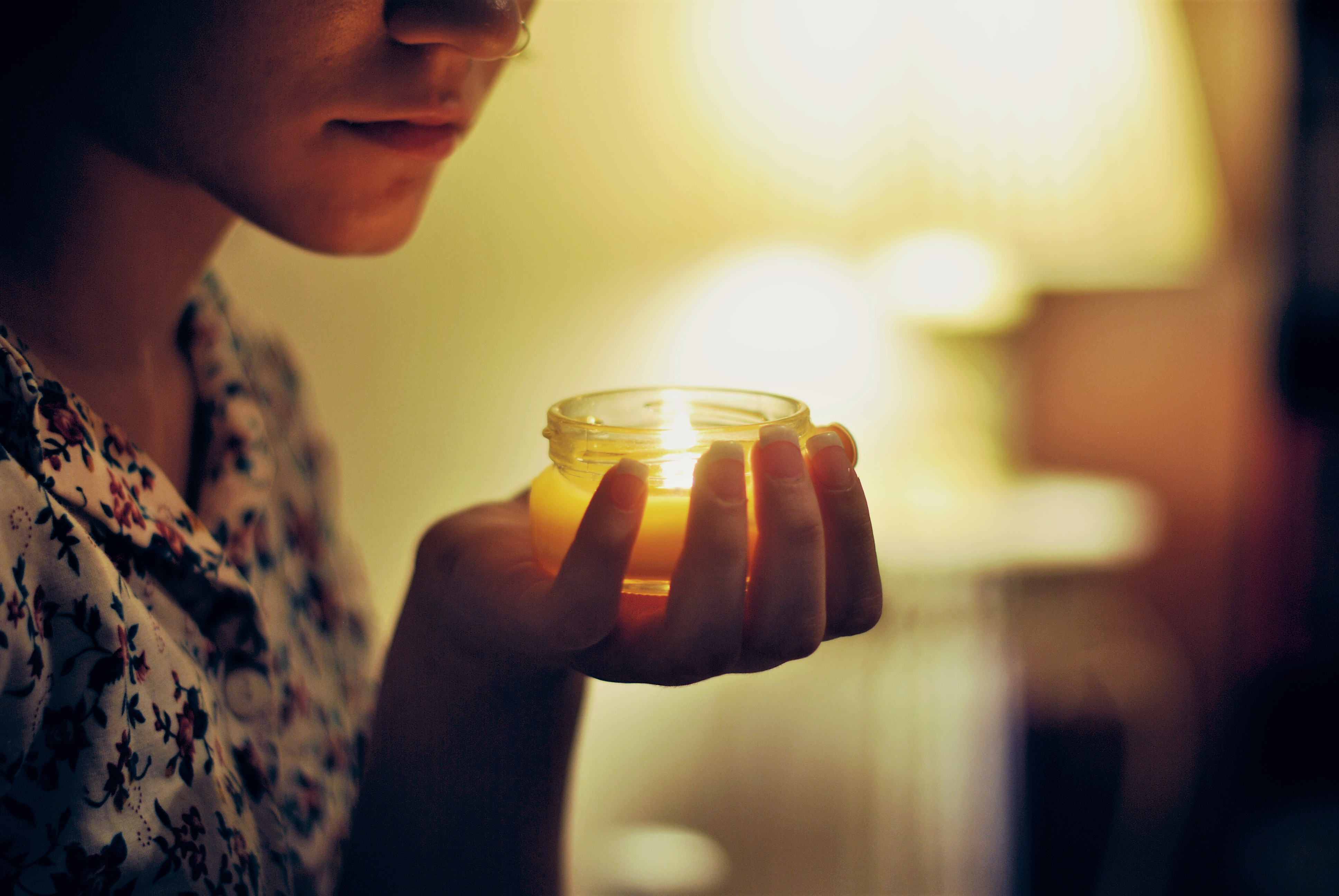 Девушка со свечой в руках