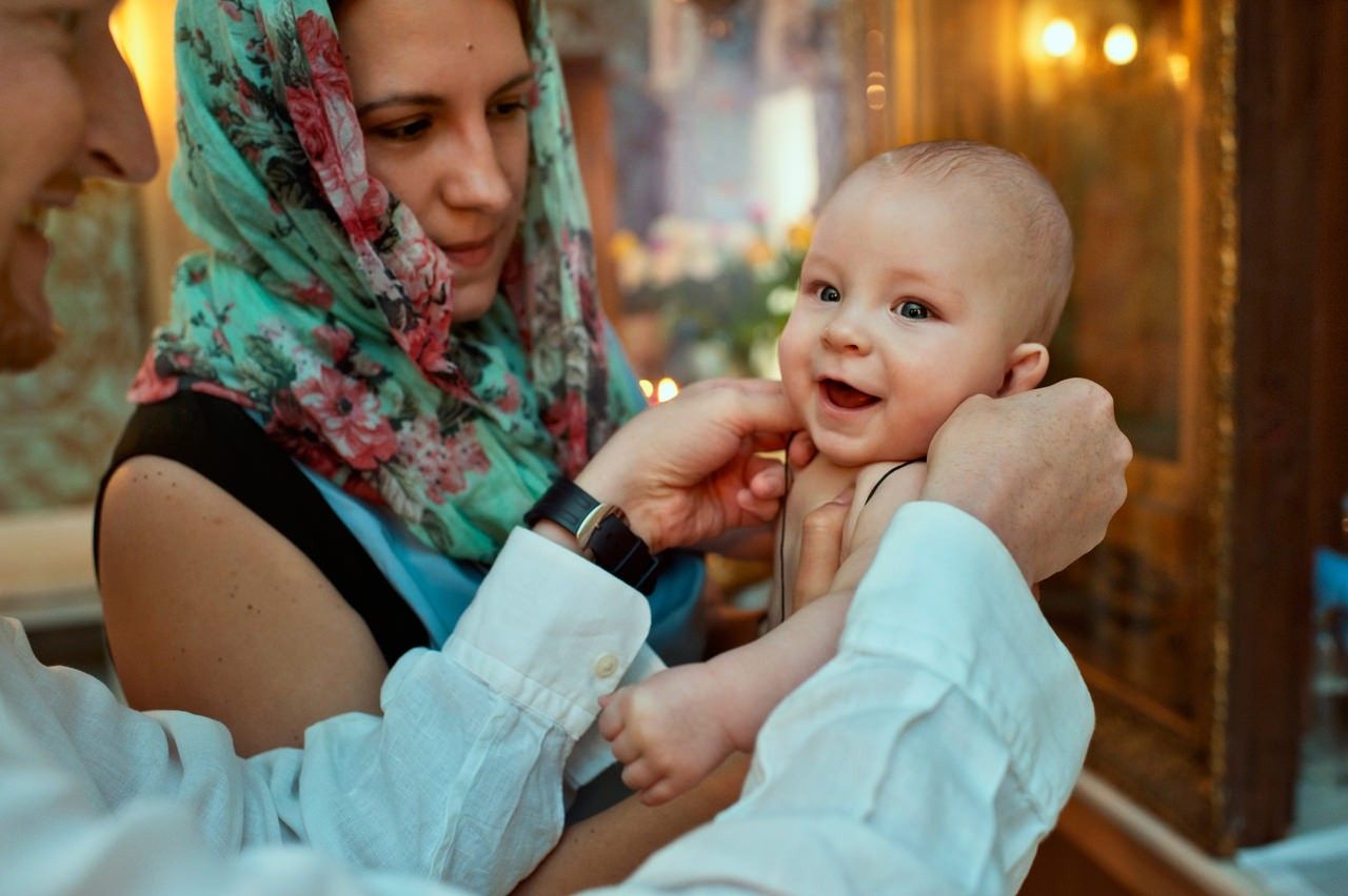 Быть крестной дважды. Быть крестной дважды. Крещение ребенка фото. Родители и дети в церкви. Крестная мама обязанности при крещении мальчика.