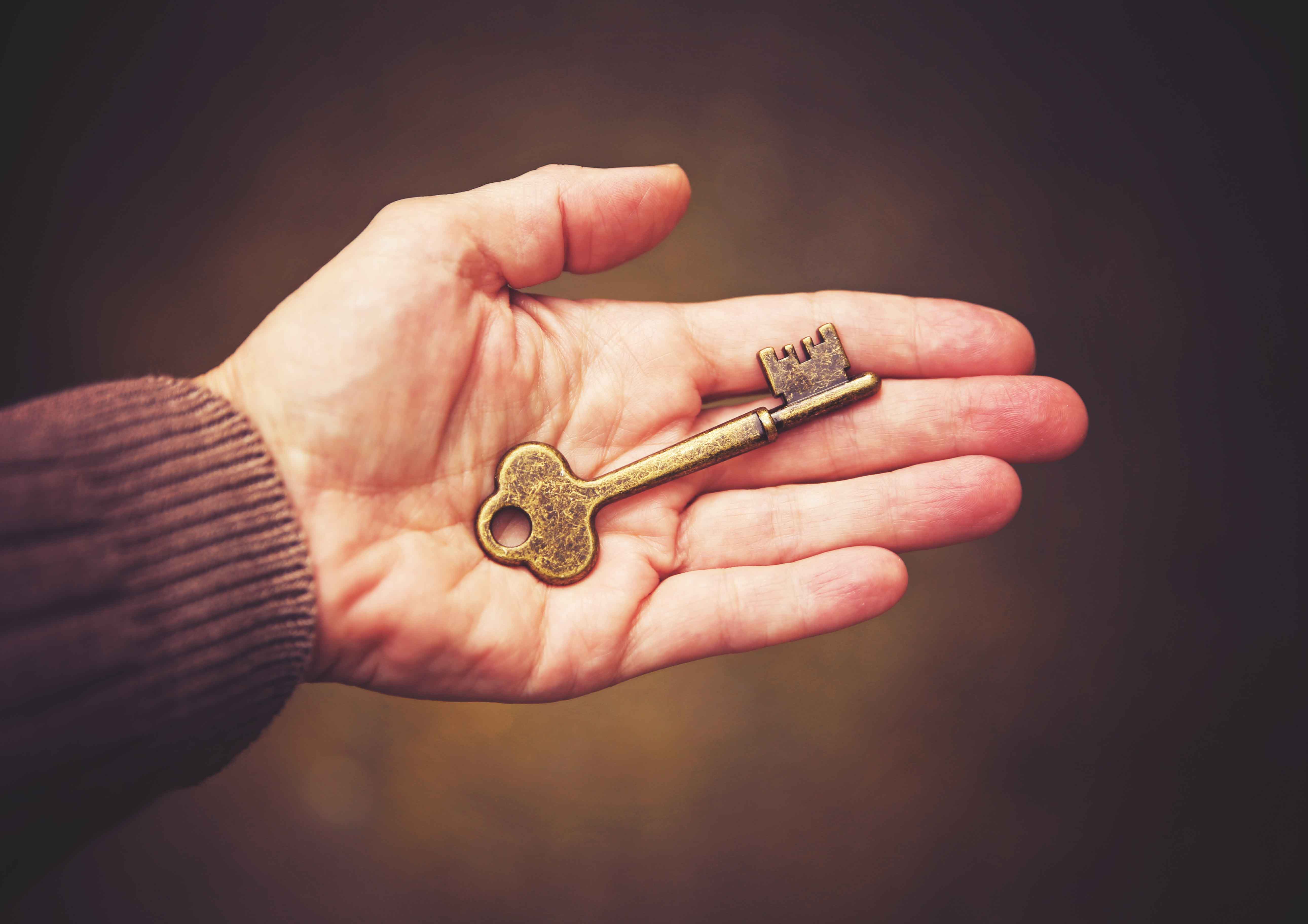 Найти ключи примета. Ключ. Рука с ключами. Красивый ключ в руке. Старинный ключ.