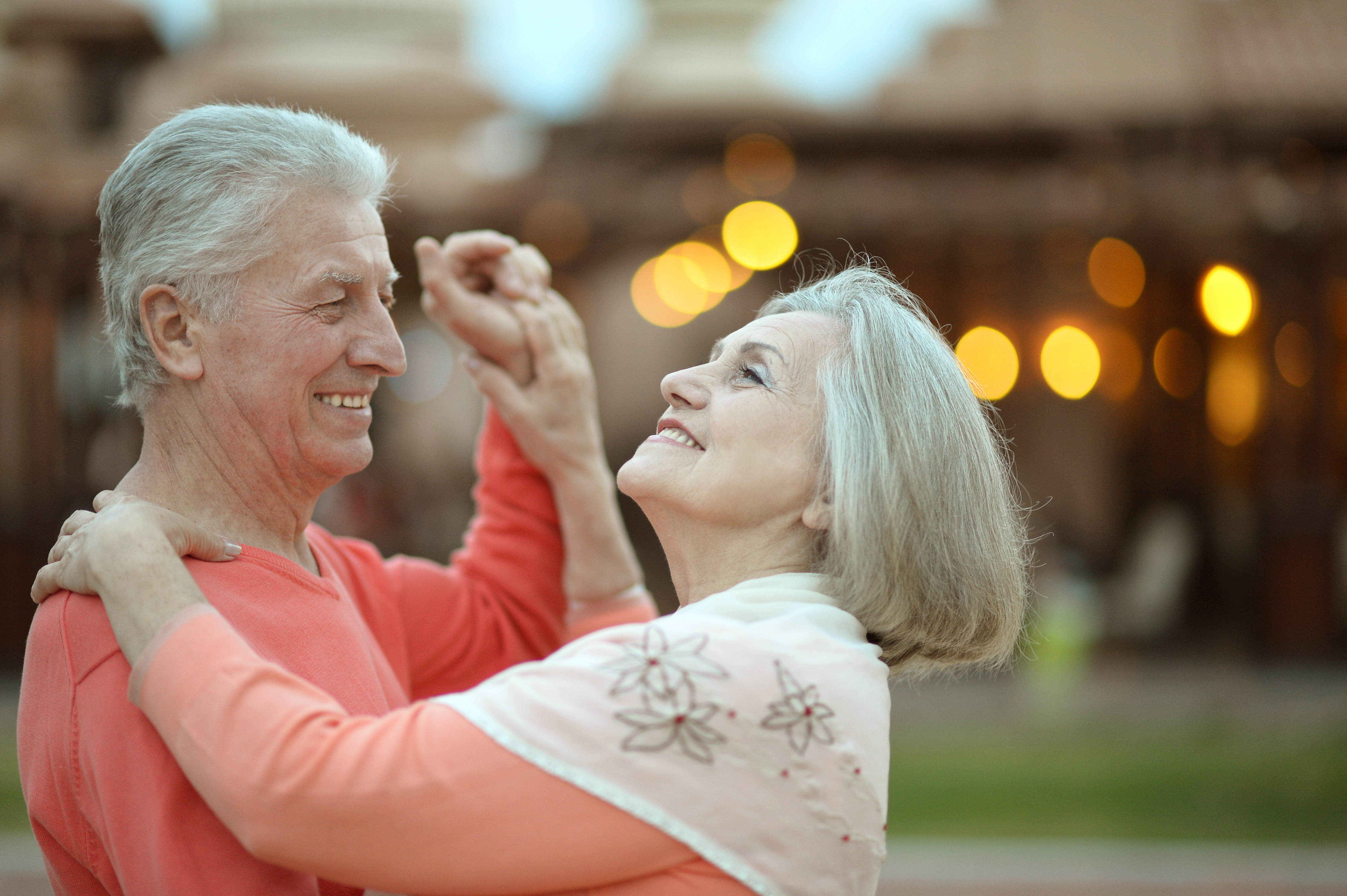Пожилые люди возраст. Пожилые люди. Пожилые люди танцуют. Счастливые пожилые люди. Танцевальный вечер для пожилых людей.