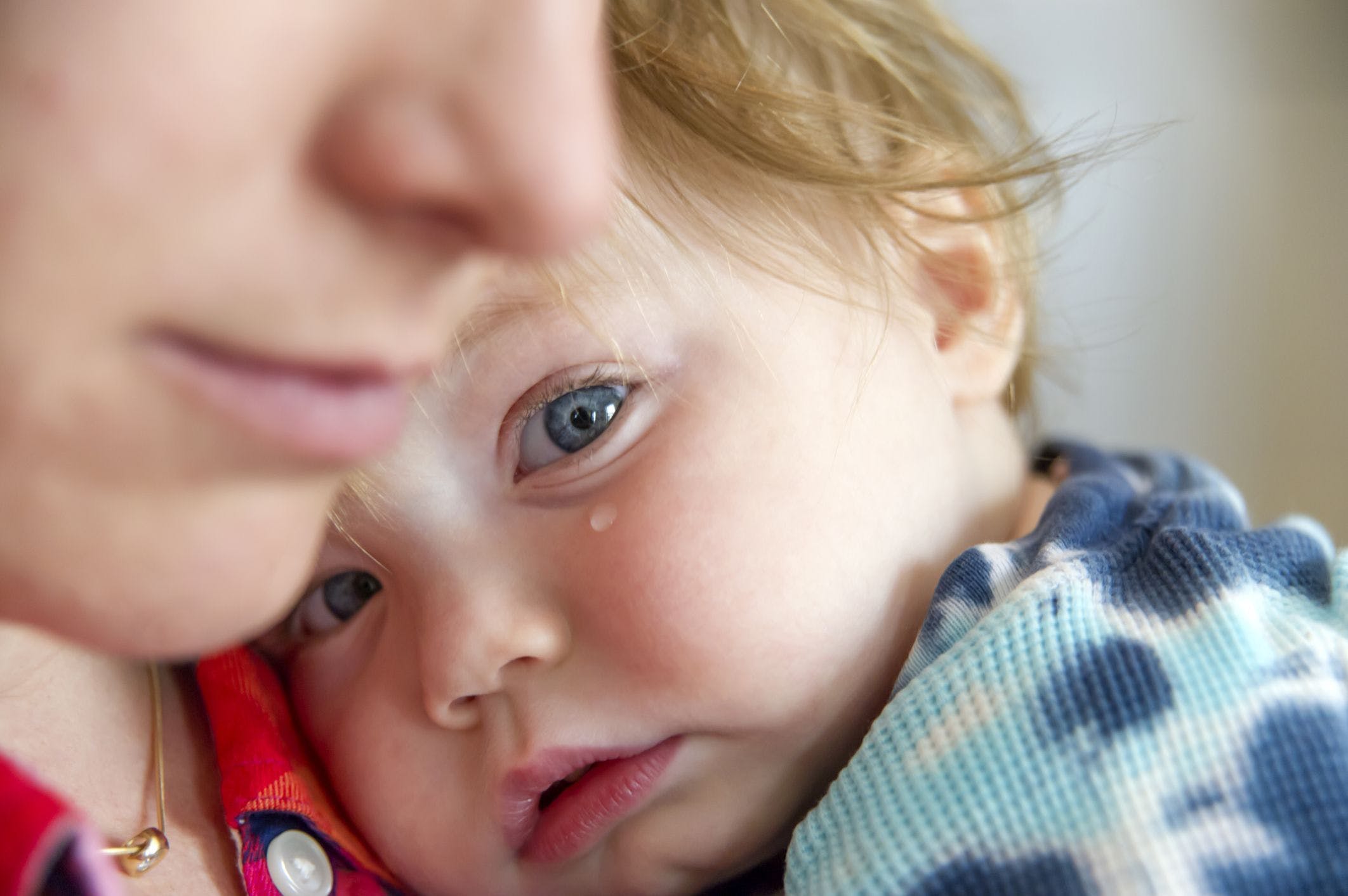 ребенок плачет. маленький ребенок плачет. давать ли ребенку плакать. что делать если ребёнок плачит. родители и плачущий ребенок.