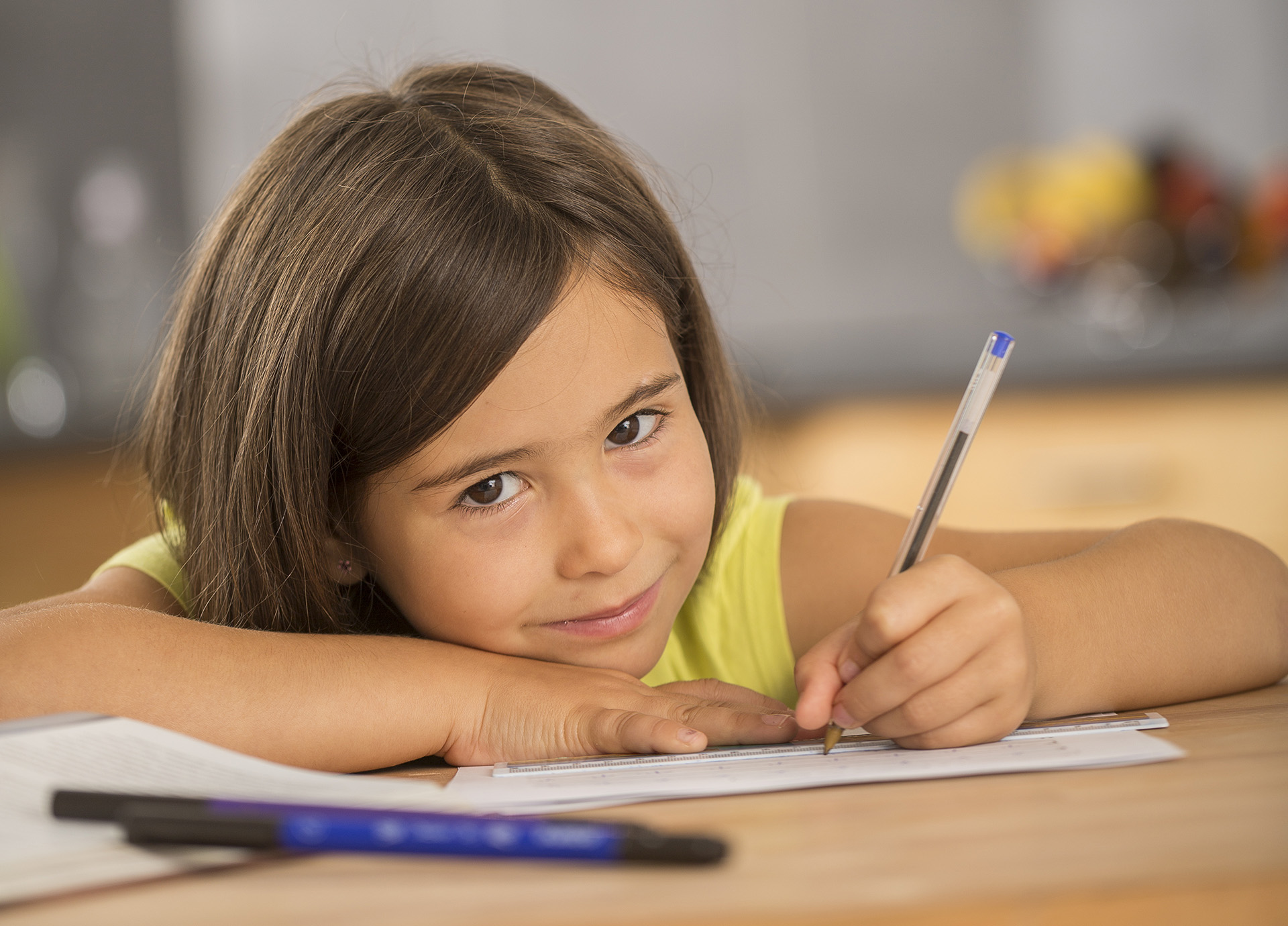 Do her. Девочка за уроками качественная фотография. A girl is doing homework. A girl doing her homework. She does homework.