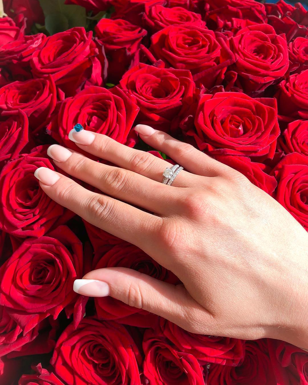 Фото кольца и цветов. Букет с кольцом. Цветы и рука с кольцом. Предложение руки и сердца цветы с кольцом. Шикарный букет с кольцом.