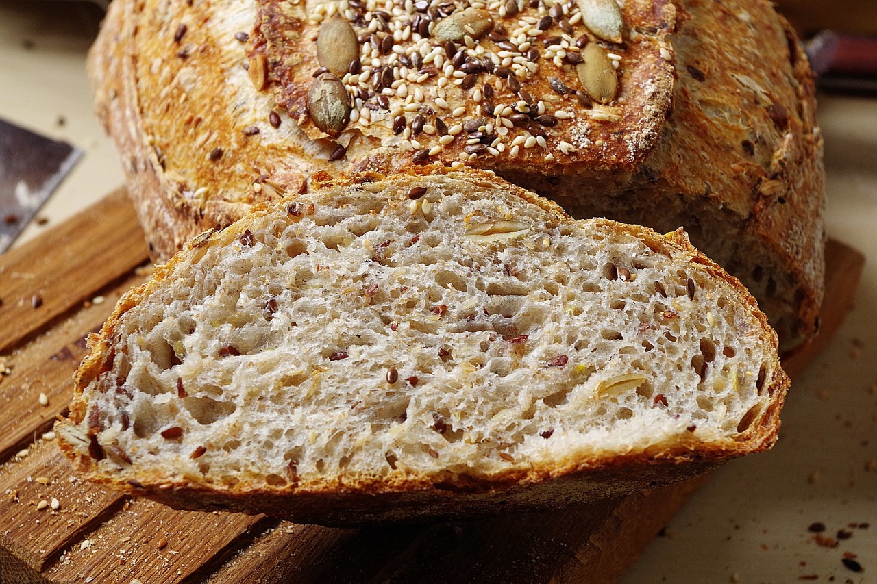 Почему хлеб вкусный. Хлеб цельнозерновой бездрожжевой. Хлеб пшеничный цельнозерновой. Цельнозерновой отрубной хлеб. Цельнозерновой злаковый хлеб.