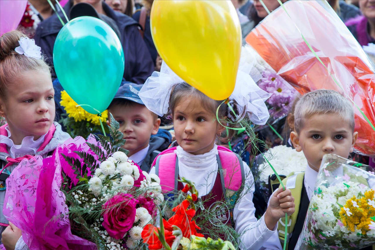 Стрижки сентября 2022. Первоклассники. С 1 сентября первокласснику. С 1 сентября первокласснице. Школьники первого сентября.