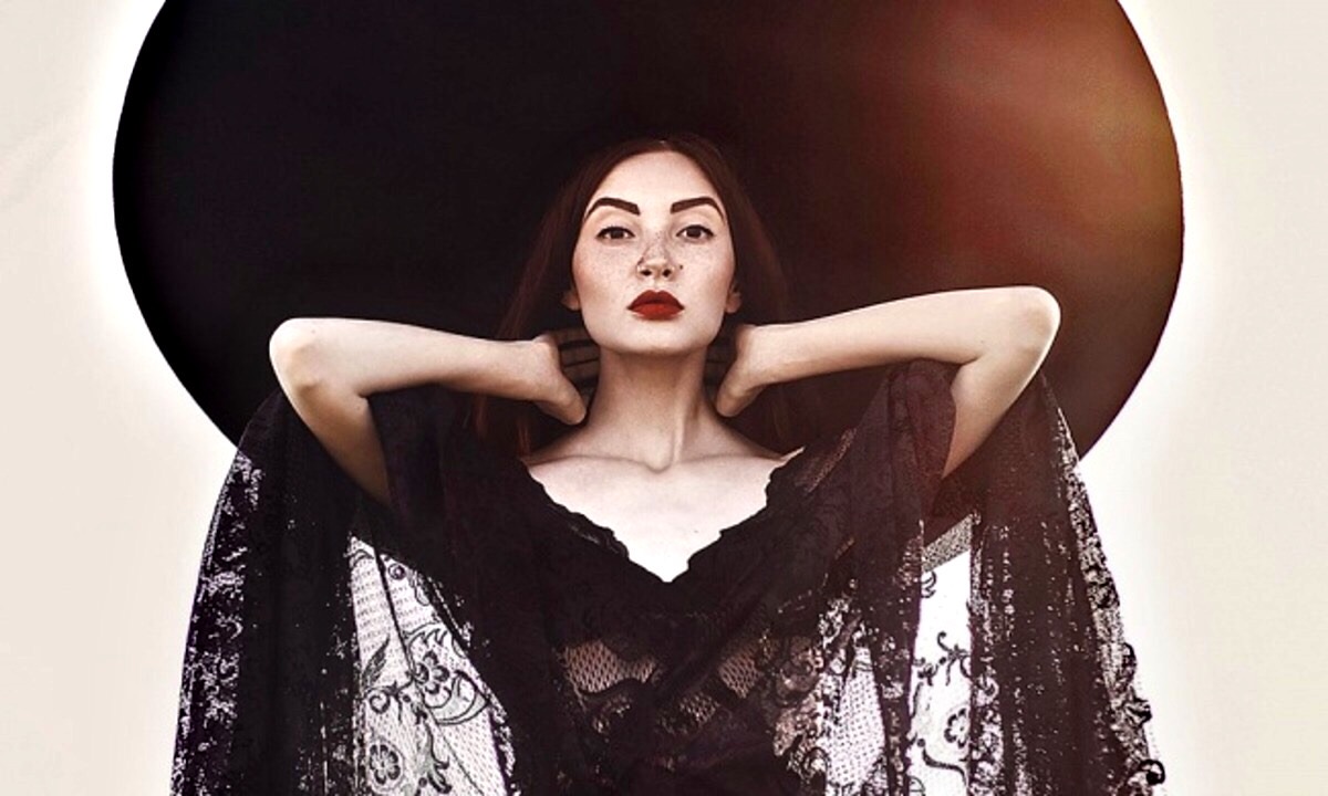 вирджиния санчес бодибилдинг. платье развевается на ветру. силовые тренировки. о женщина. хелле тревино.